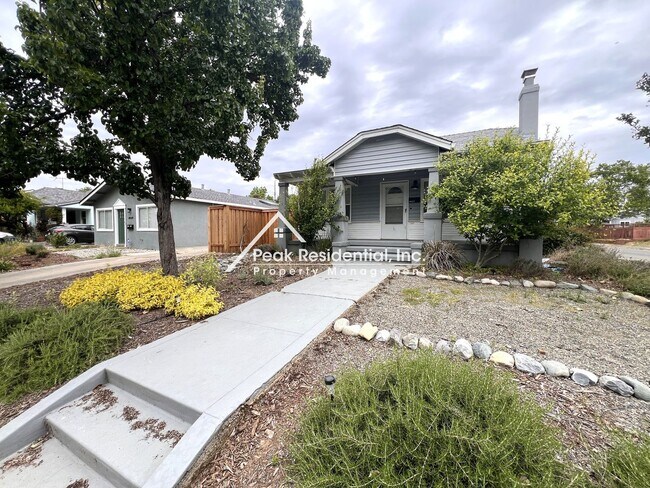 Foto del edificio - Charming Tahoe Park 2bd/1ba House