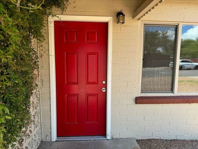 Building Photo - 1635 N Justin Ln