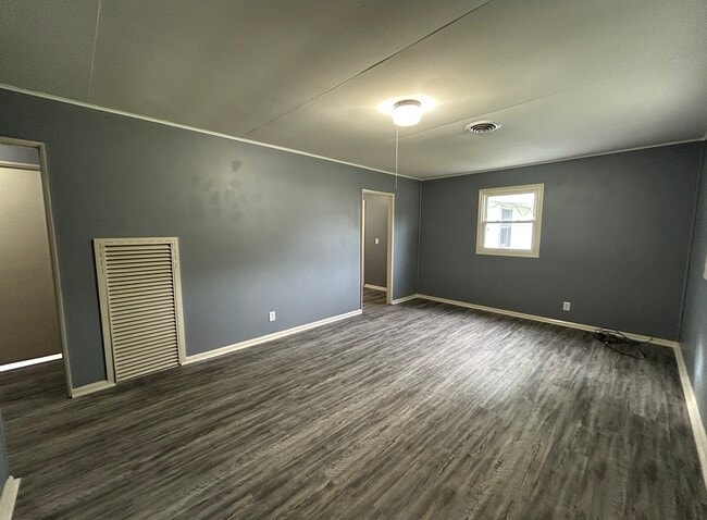 Building Photo - 231 Lindenwood Dr