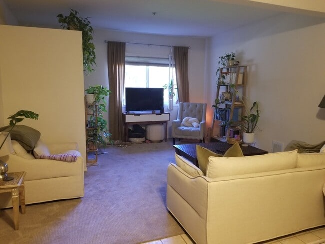 Foto del edificio - Beautiful MIL unit 2 bed 1 bath deck Nestled Squak and Cougar Mt (Issaquah)