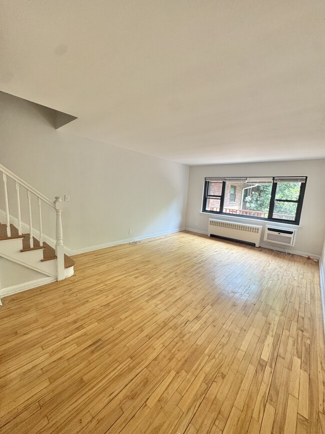 125 A7 spacious living room - Rye Village Apartments