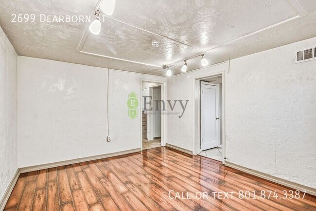 Foto del edificio - 2699 Dearborn St