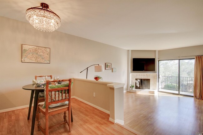 Building Photo - 572 Seaver Dr