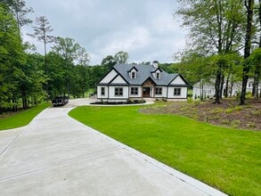 Building Photo - 1031 Pinehurst Dr