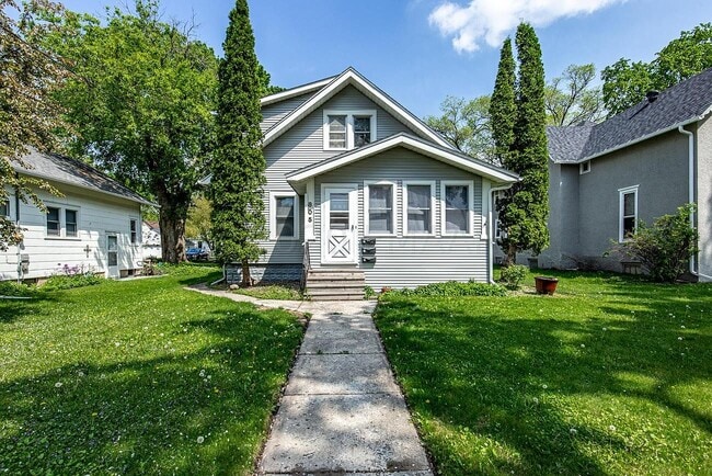 Building Photo - 805 3rd St N