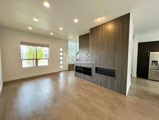 Building Photo - 5545 Valentia St