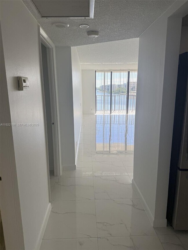 Foto del edificio - 18151 NE 31st Ct