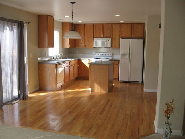 Foto del edificio - BRIGHT AND BEAUTIFUL 2 STORY HOME