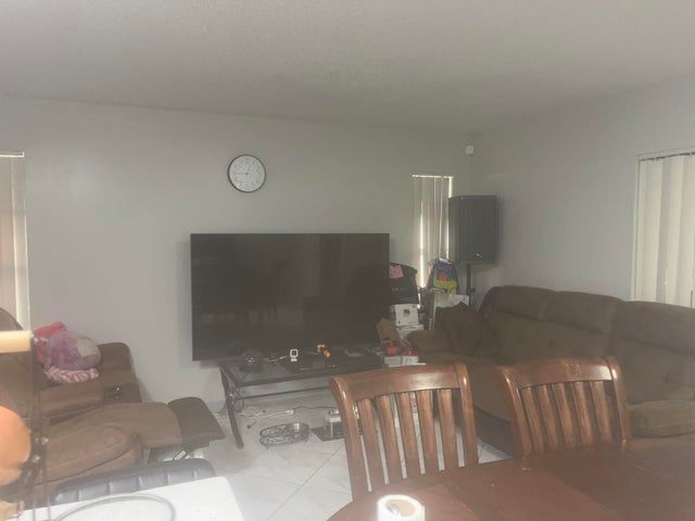 Foto del edificio - 1322 Pines Ln