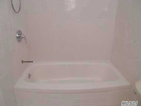 Foto del edificio - 4222 Merrick Rd