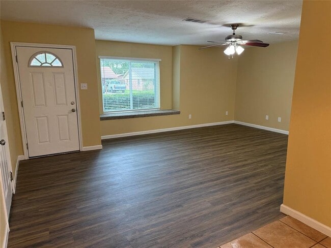 Building Photo - 200 Shadow Oaks Dr