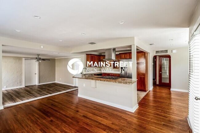 Building Photo - 2 Bedroom Pet-Friendly Home in St. Petersb...