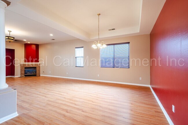 Foto del edificio - 3 Bedroom/2 Bath Home with an office and paid solar - $2695 per month!