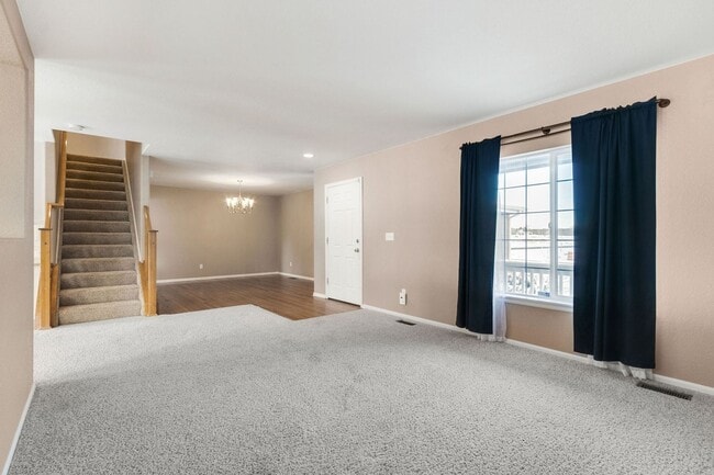 Building Photo - Spacious 4 bedroom located in Richards Lak...