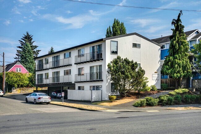 Building Photo - 4000 California Ave SW
