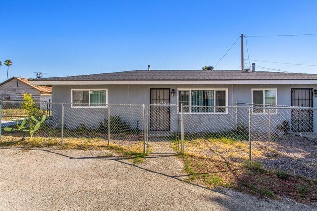 Foto del edificio - 2 bedroom Duplex with Huge yard!
