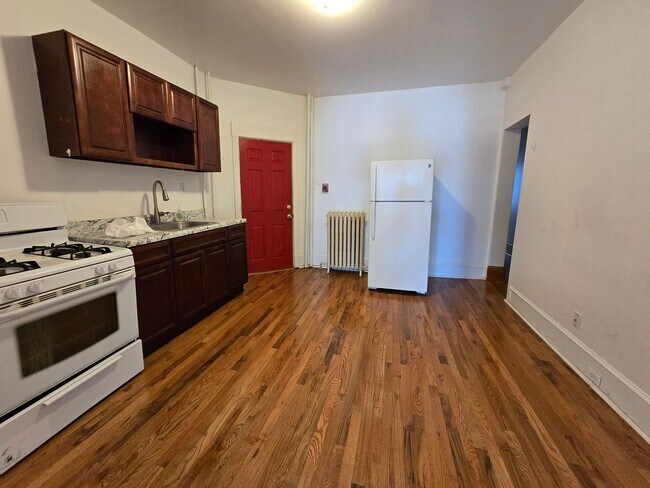Building Photo - 2 bed 1 bath with W/D in unit