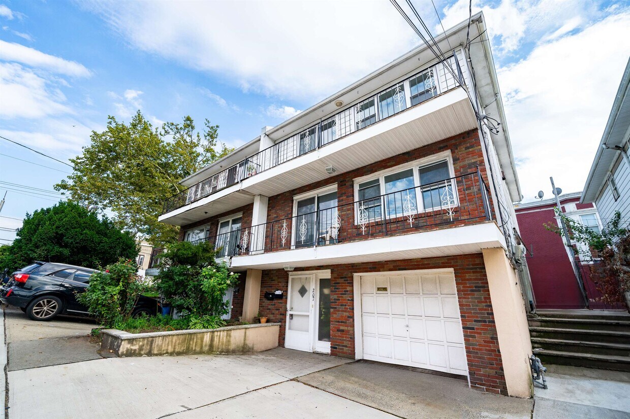 Primary Photo - 207 Manhattan Ave