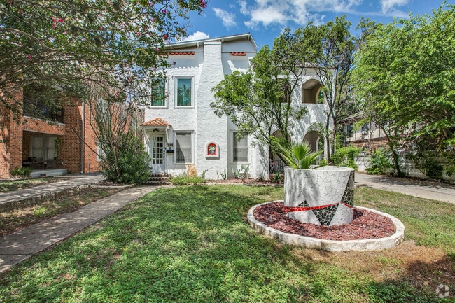 Building Photo - 135 E Ridgewood Ct