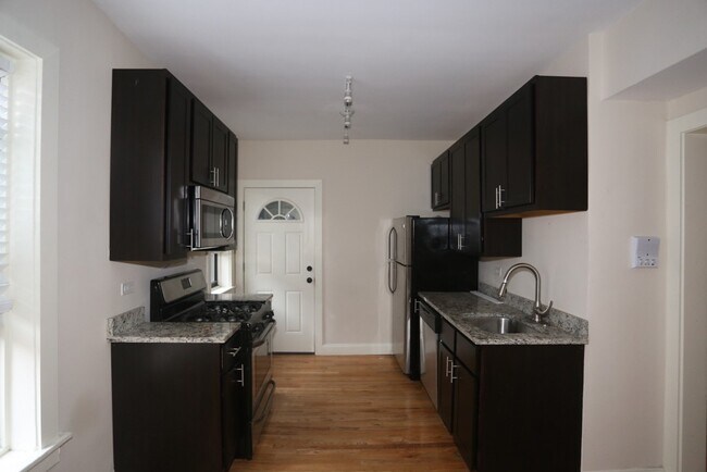 Building Photo - 4043 N Ashland Ave