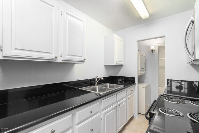 Foto del edificio - 6802 E Pinchot Ave