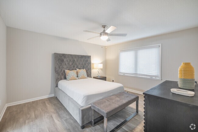 2 habitaciones, 2 baños, 1037 pies cuadrados, dormitorio principal - West Wind