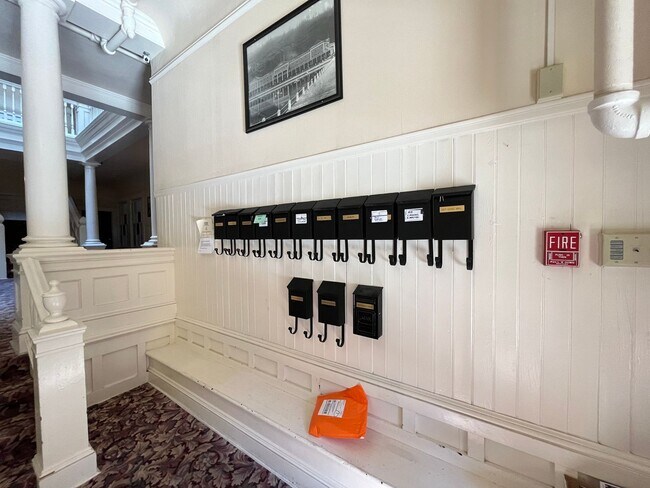 Building Photo - Charming 2Bed  1Bath Corner Unit - NW Dist...