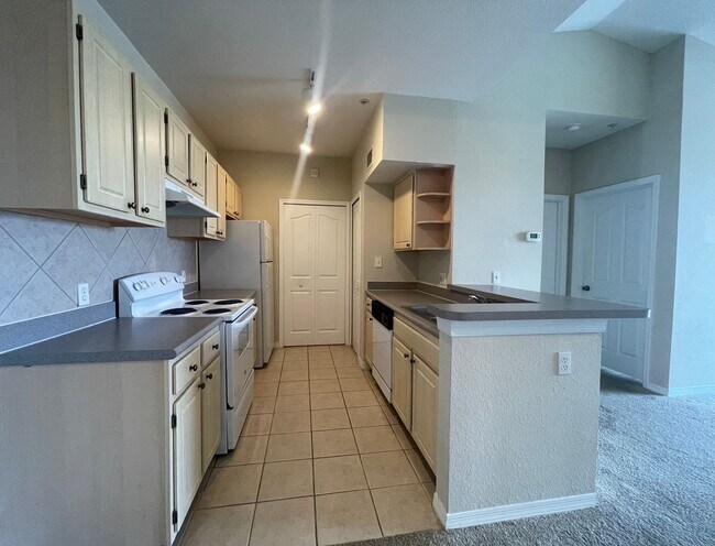 Building Photo - 1br/1ba Visconti Condo with Water View!