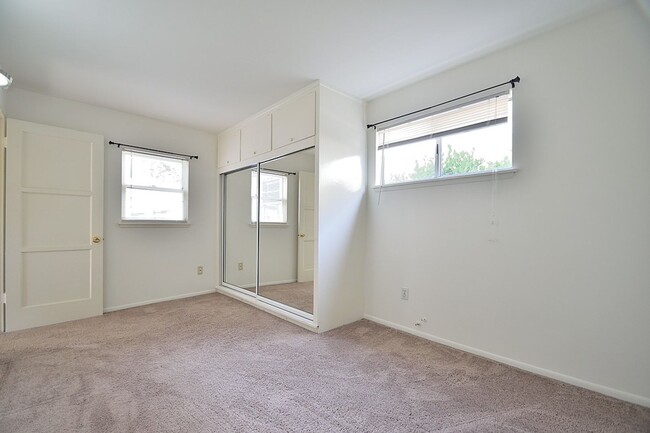 Building Photo - 301 W Palm Ave