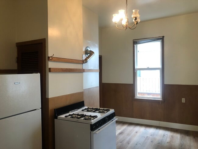 Building Photo - 2127 Haste St