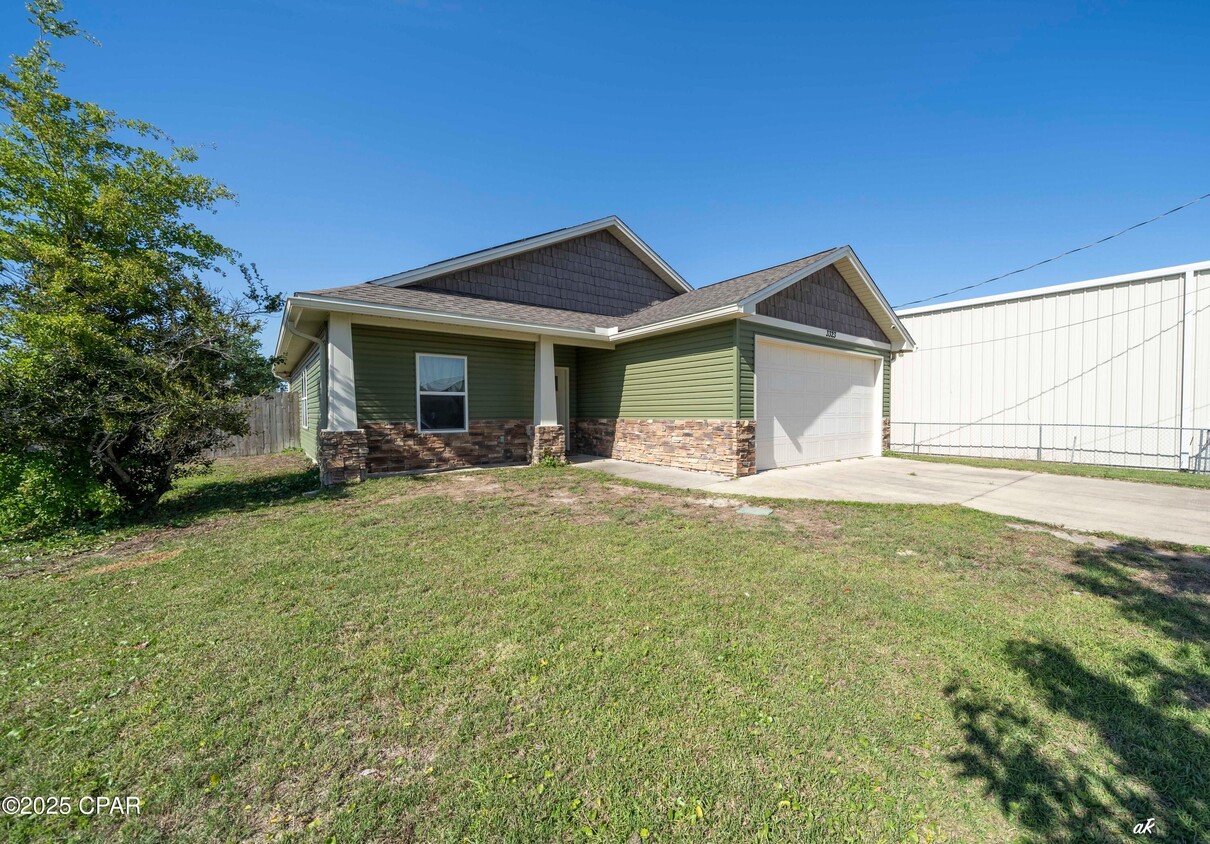 Foto principal - 3323 Monica Rd