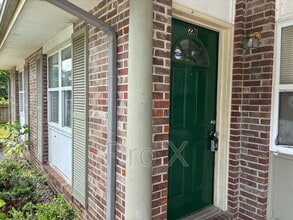 Building Photo - 8831 Country Club Dr