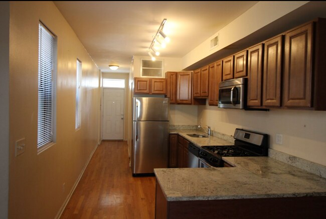 Building Photo - 3318 W Lawrence Ave