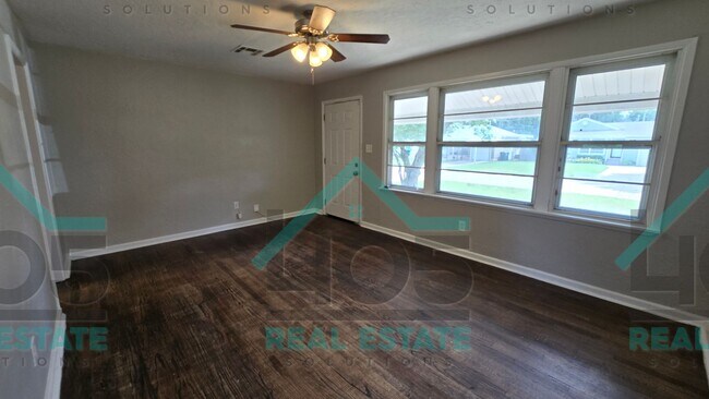 Building Photo - 3 Bedroom in MWC!