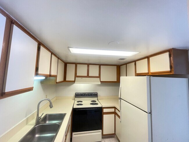 Building Photo - 1/1.5 Townhome in Gated Community! -- Appl...