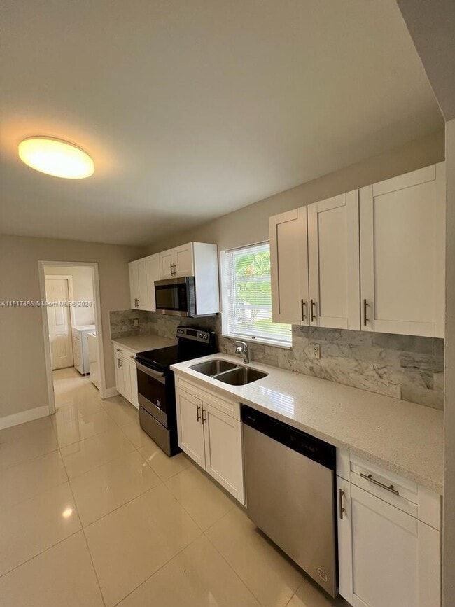 Building Photo - 1931 NE 55th Ct