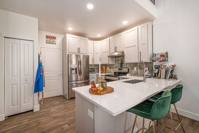 Building Photo - 2 Bedroom 2 Bathroom Townhouse in Jefferson Gardens