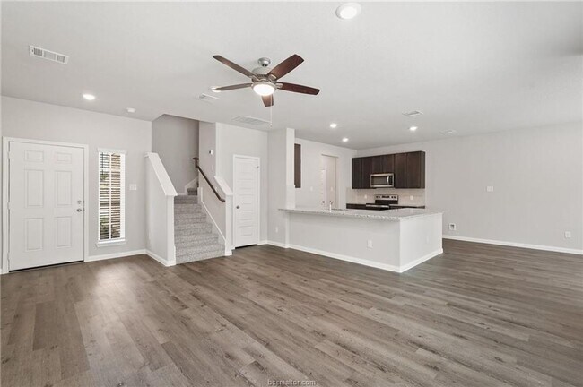 Building Photo - 4 Bedroom 2.5 bath, 2 car attached garage,...