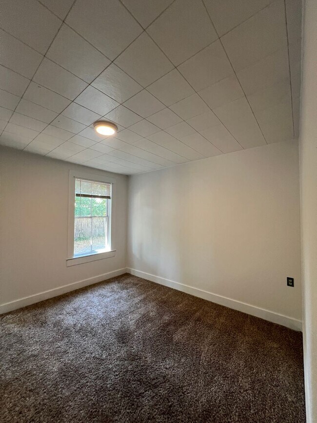 Building Photo - Charming 3BR/2BA House with Central Locati...