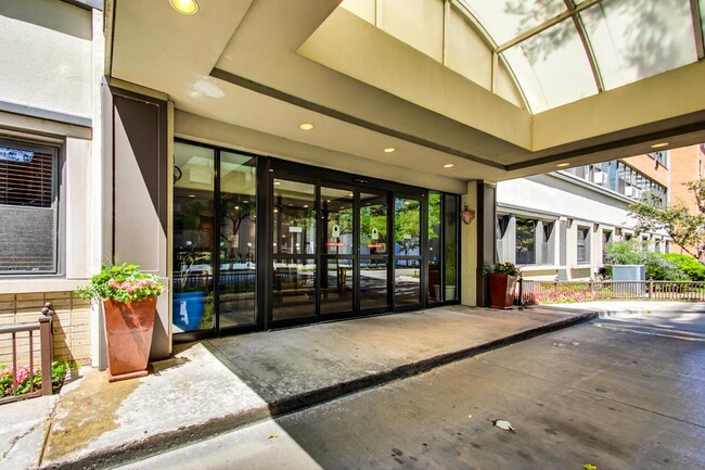 Building Photo - 6030 N Sheridan Rd