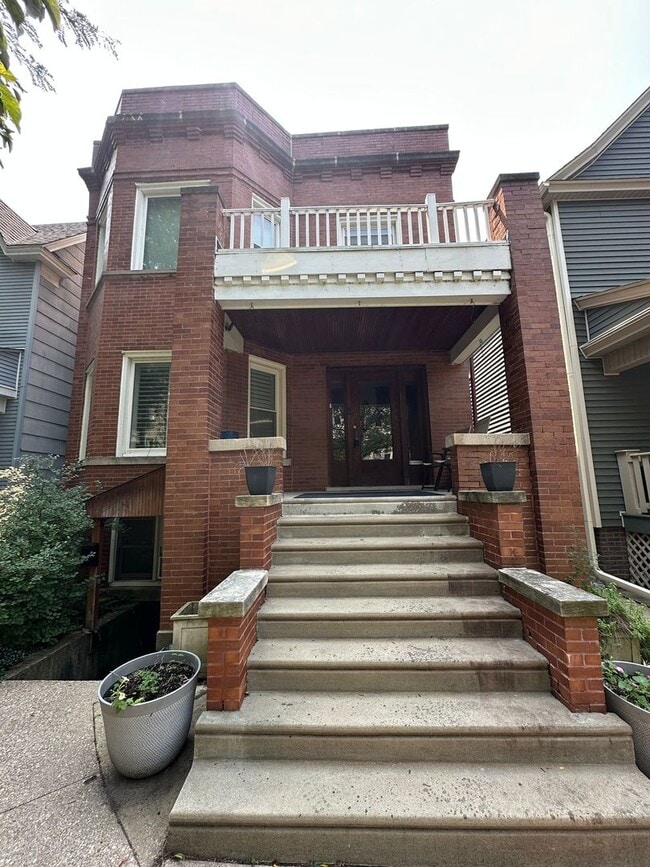 Building Photo - 1519 W Granville Ave