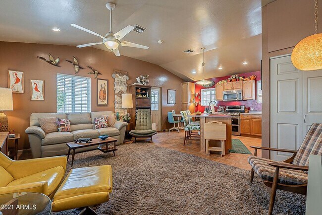 Foto del edificio - CUTE 2 Bedroom 1 Bath bungalow in Sunnyslope with full casita