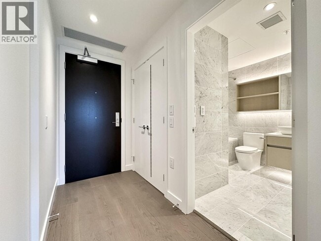 Building Photo - 5168 Cambie St.