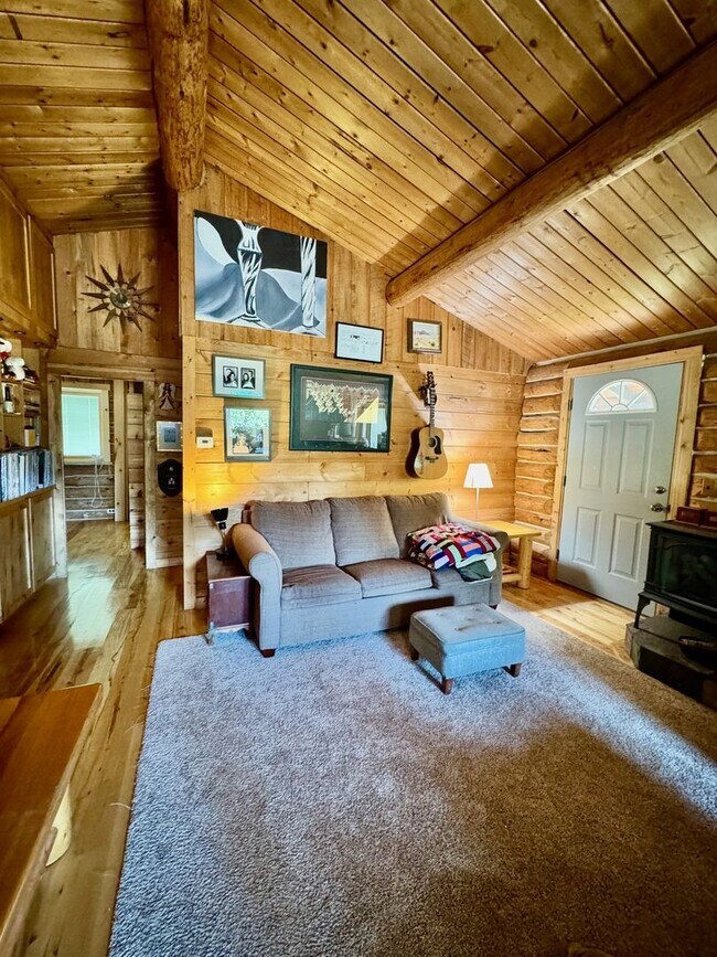 Foto del edificio - Charming 2-Bedroom Log Cabin in Scenic Kil...