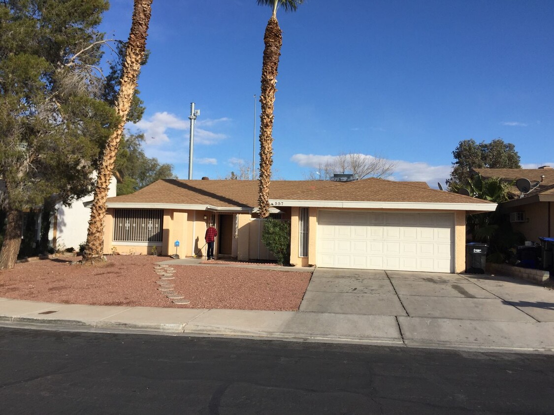 Foto principal - GREAT LOCATION IN HENDERSON 1 STORY WITH F...