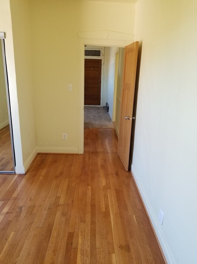 Building Photo - 1352 W 80th St