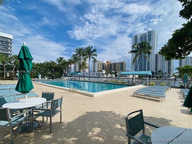 Foto del edificio - 1000 Parkview Dr