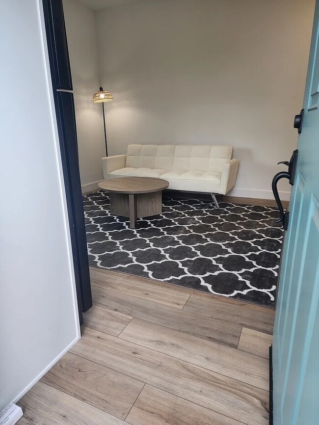 Building Photo - Bright & Cozy 1 Bed / 1 Bath Living Space ...