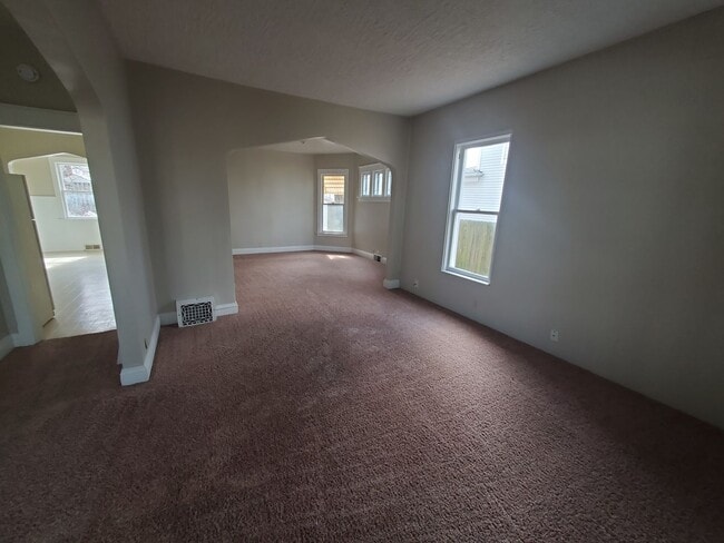 Building Photo - 3 bedroom house in Moline