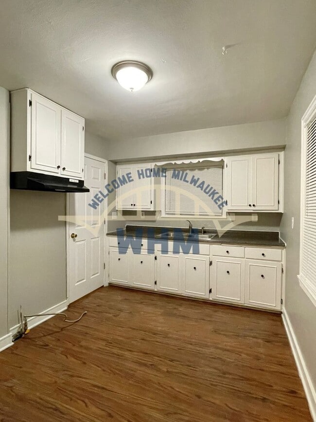 Building Photo - 5748 N 40th St